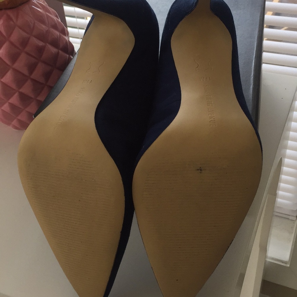 Saks’s Fifth Avenue Blue Suede Pumps - Picture 3 of 4